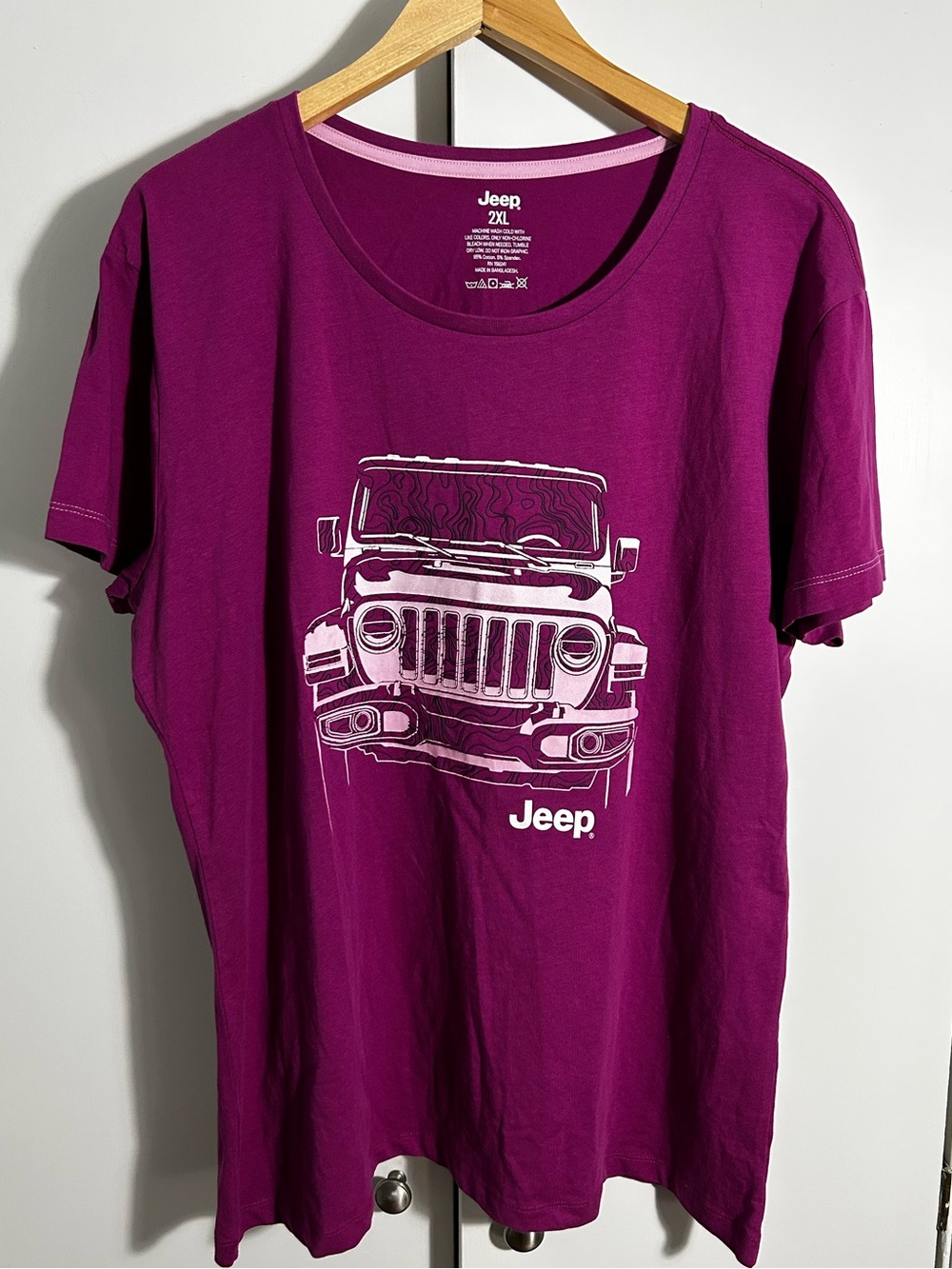 Women’s Plus 2x Jeep Graphic Tee in Deep Magenta
